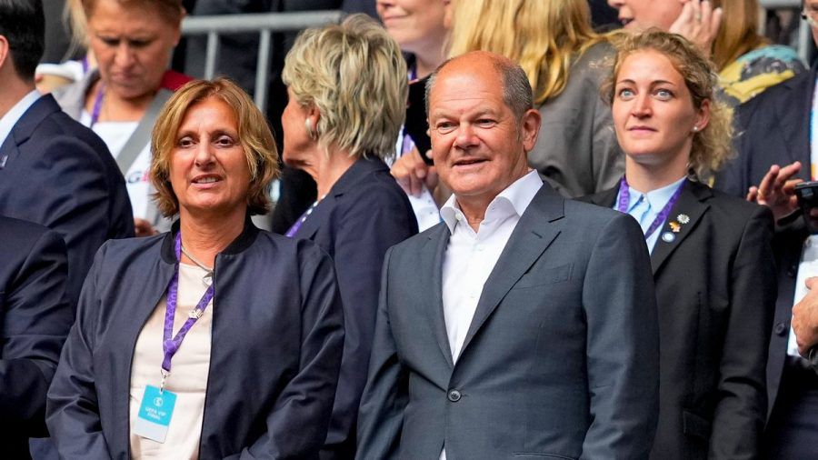 Olaf Scholz mit Gattin Britta Ernst (l.) auf der Tribüne in Wembley. (smi/spot)