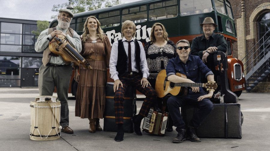 Die "Kelly Family" geht in einer neuen RTLzwei-Doku mit ihrem berühmten Bus auf Reisen. (jom/spot)