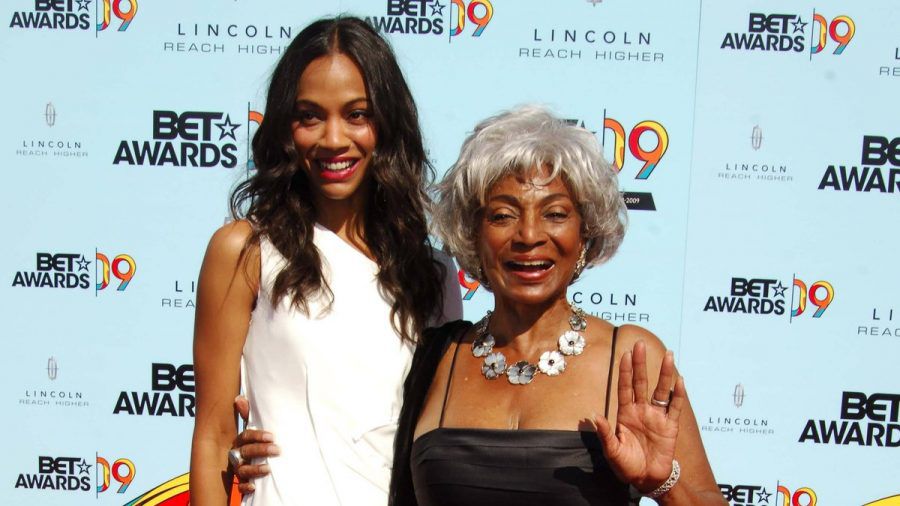 Zoe Saldana (l.) trauert um Nichelle Nichols. (amw/spot)
