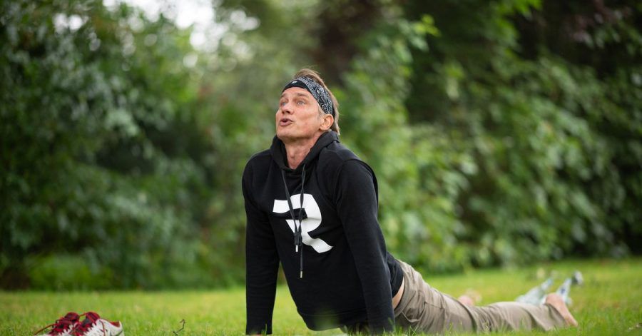 Der Schauspieler Ralf Bauer macht Yoga.