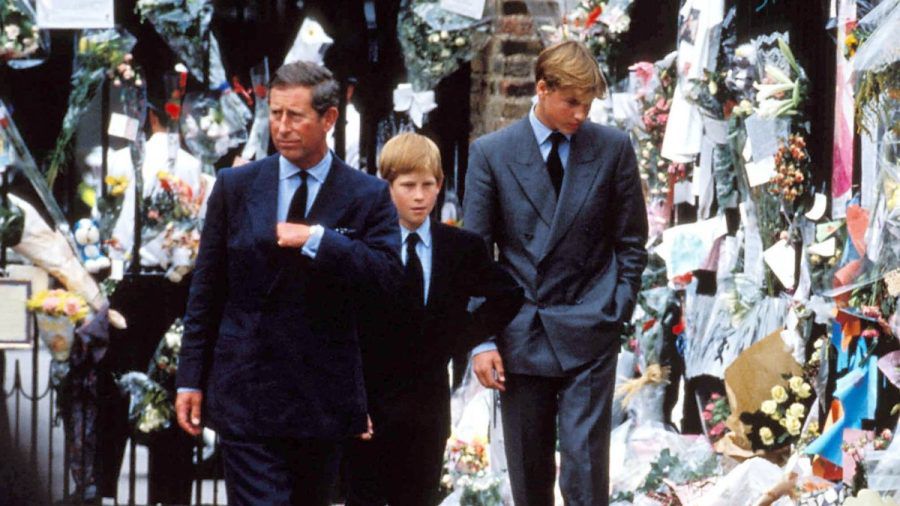 Prinz Charles mit Prinz Harry und Prinz William (r.) nach dem Tod von Prinzessin Diana. (hub/spot)