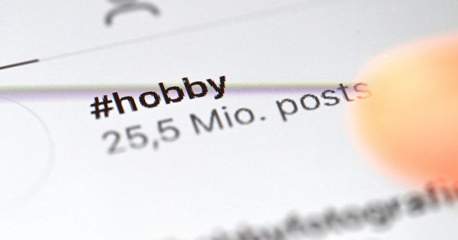 Der Instagram Hashtag «hobby» ist auf einem Tablet dargestellt. Insgesamt gibt es dafür 25,5 Millionen Beiträge.