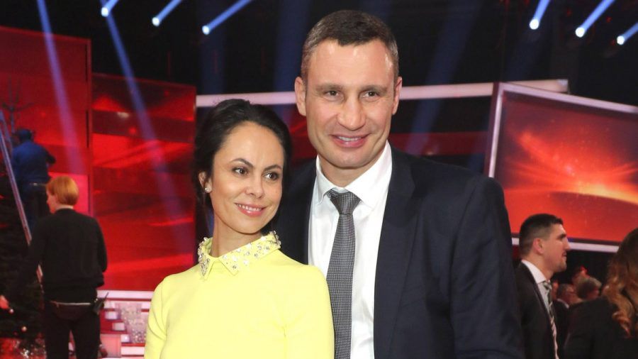 Vitali Klitschko mit Ehefrau Natalia bei einer TV-Spendengala 2016 in Berlin. (ili/spot)