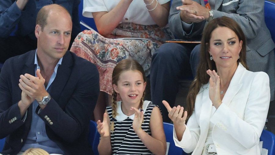 Prinz William, Prinzessin Charlotte und Herzogin Kate haben die Commonwealth Games im Schwimmen besucht. (amw/spot)