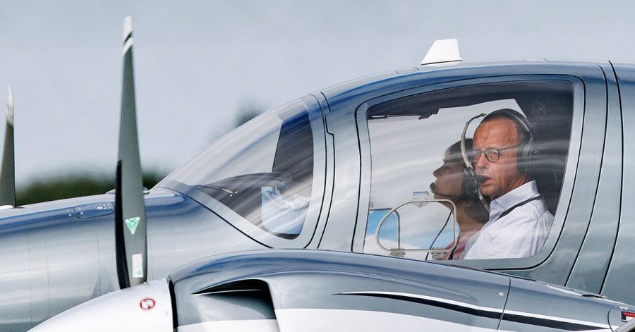 Friedrich Merz und seine Frau Charlotte in ihrem Privatflieger in Tinnum auf Sylt.