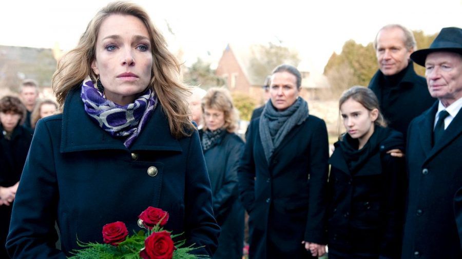 "Am Ende der Lüge": Mia (Aglaia Szyszkowitz) sorgt bei der Beerdigung ihrer Mutter für Unruhe. (cg/spot)