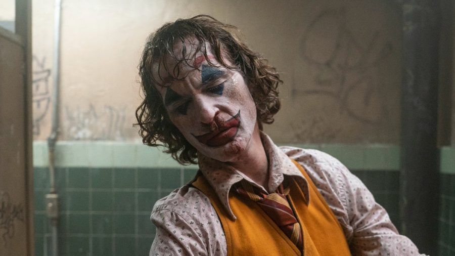 2019 verfiel Joaquin Phoenix als Joker tänzelnd dem Wahnsinn. 2024 könnte er singend zurückkehren. (stk/spot)