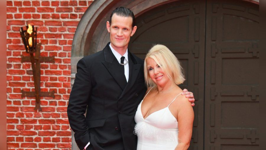 Matt Smith mit seiner Mutter Lynne Smith bei der Premiere von "House of the Dragon" am Montag in London, England. (ili/spot)