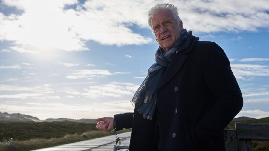 "Nord Nord Mord: Clüver und der König von Sylt": Hauptkommissar Theo Clüver (Robert Atzorn) wurde hereingelegt und mit Handschellen gefesselt. (cg/spot)