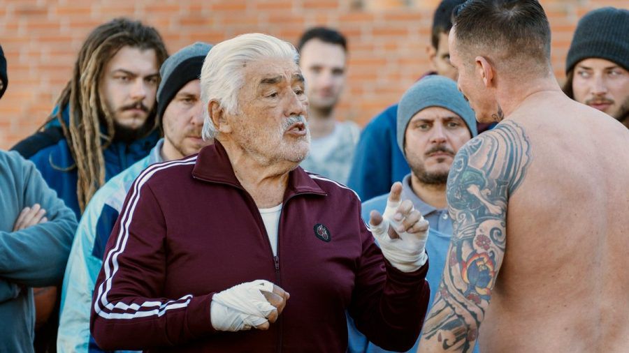 "Alte Bande": Boxer (Mario Adorf, l.) ist der König der Justizvollzugsanstalt. (ili/spot)