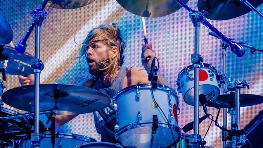 Taylor Hawkins bei einem Konzert auf der Bühne. (mia/spot)
