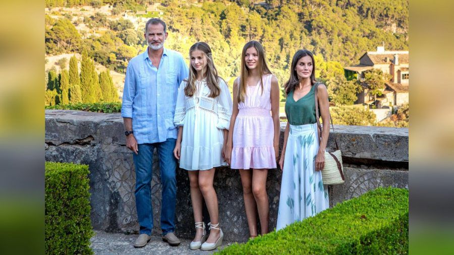 König Felipe VI. mit seinen beiden Töchtern, Prinzessin Leonora und Sofia, und seiner Frau Königin Letizia (v.l.n.r). (amw/spot)