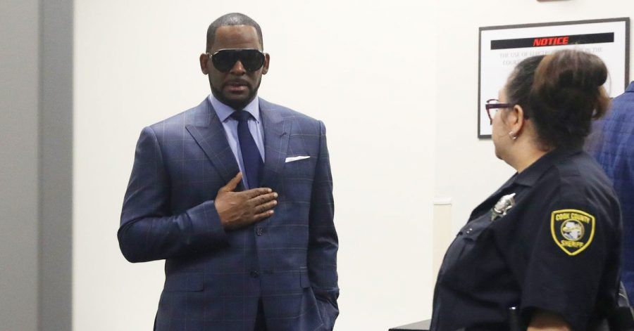 R. Kelly bei einer früheren Anhörung in Chicago. Der ehemalige US-Superstar muss sich erneut Vorwürfen wegen Kindesmissbrauchs stellen.