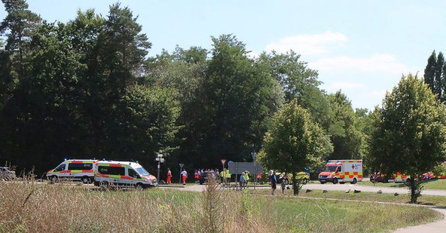 Rettungskräfte stehen am Legoland. Bei einem Unfall auf einer Achterbahn in dem Freizeitpark im schwäbischen Günzburg sind mindestens neun Menschen verletzt worden.