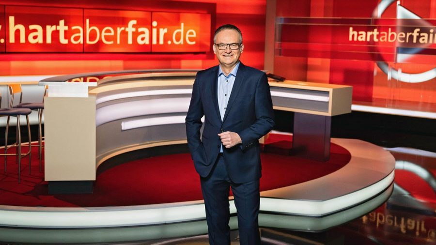 ARD-Moderator Frank Plasberg im Studio von "hart aber fair". (lau/spot)