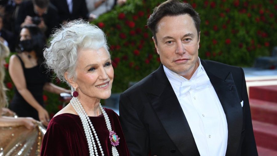 Maye Musk begleitete ihren Sohn Elon in diesem Jahr zur Met Gala. (jk/spot)