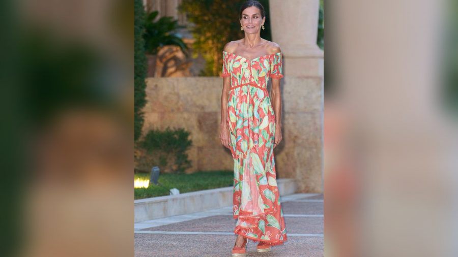Mehr Sommer geht nicht: Königin Letizia strahlt in ihrem stylischen Off-Shoulder-Kleid von Charo Ruiz Ibiza. (eee/spot)
