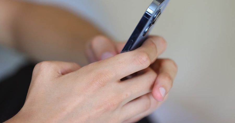Ein Jugendlicher mit Smartphone. Gegenüber traditionellen Medien herrscht bei Kindern und Jugendlichen laut einer Studie ein großes Misstrauen.