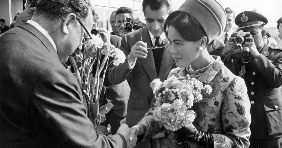 Der damalige Bundespostminister Richard Stücklen (l) begrüßt Königin Sirikit von Thailand im bayrischen Raisting.