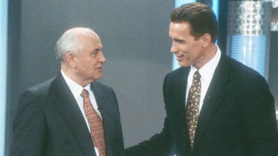 Michail Gorbatschow (li.) und Arnold Schwarzenegger 1996 bei "Wetten, dass ..?" (jom/spot)
