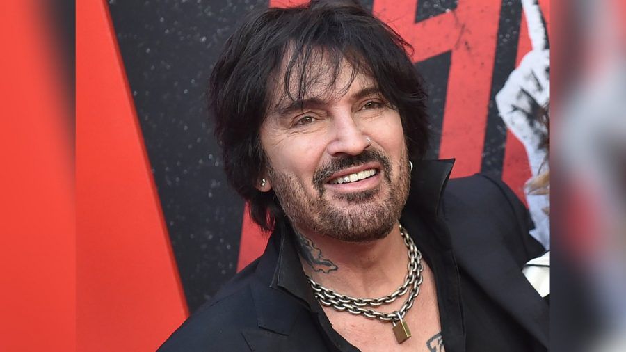 Tommy Lee zieht in den sozialen Medien blank. (eee/spot)
