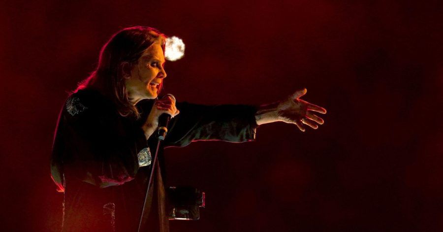 Rockstar Ozzy Osbourne tritt während der Abschlusszeremonie der Commonwealth Games im Alexander-Stadion auf.