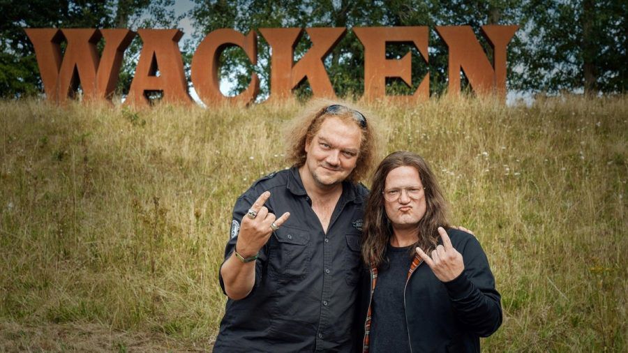 Charly Hübner (l.) und Aurel Manthei drehen "The Legend of Wacken". (ili/spot)