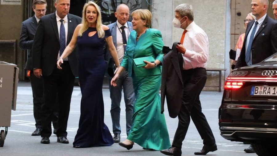Altkanzlerin Angela Merkel und Ehemann Joachim Sauer bei den Salzburger Festspielen. (ili/spot)