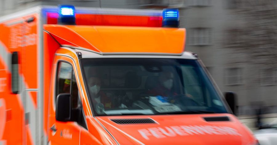 Ein Rettungswagen der Feuerwehr fährt auf einer Straße. (Archivbild)