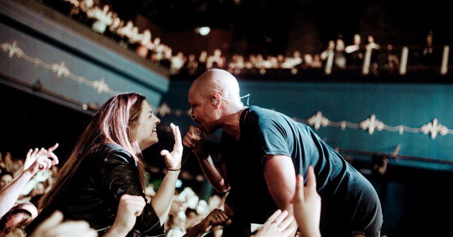 Skin (r), die Leadsängerin von Skunk Anansie, mit einem weiblichen Fan.