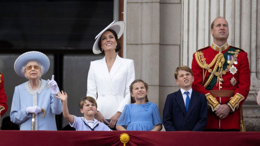 Die royale Familie (v.l.n.r.): Prinz Louis, Herzogin Kate, Prinzessin Charlotte, Prinz George und Prinz William. (amw/spot)