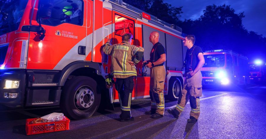 Feuerwahrfahrzeuge stehen mit Blaulicht auf der Abfahrt der Autobahn A115.