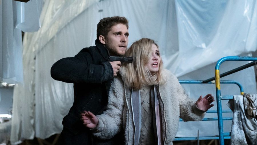 "Solo für Weiss: Schlaflos": Jesper Alm (Anastasios Soulis) nimmt Marie von Wenzel (Leonie Wesselow) als Geisel. (cg/spot)