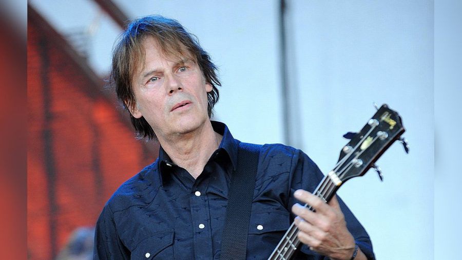 The-Pogues-Bassist Darryl Hunt bei einem Auftritt im Jahr 2016. (ili/spot)