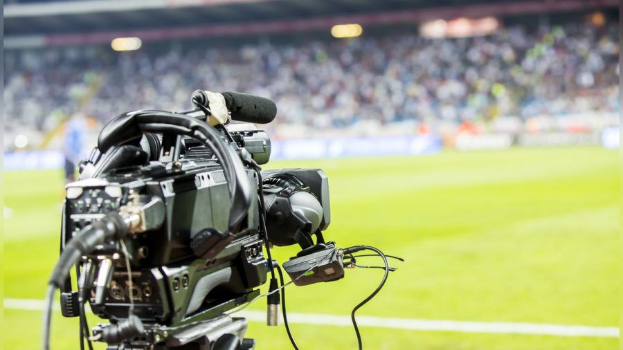 Die Fußball-Bundesliga ist bei Sky und DAZN zu Hause, aber auch einige wenige Besuche in Sat.1 stehen für die Saison 2022/23 auf dem Programm. (elm/spot)