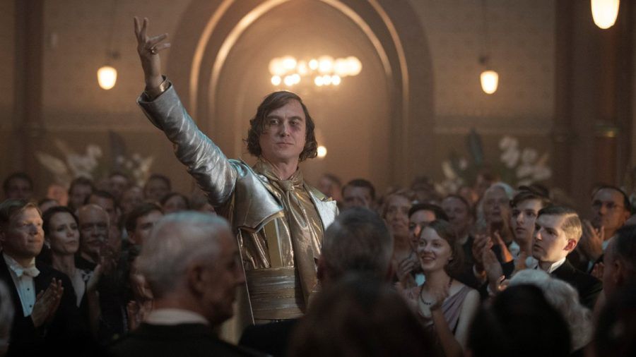 Lars Eidinger in der vierten Staffel von "Babylon Berlin". (mia/spot)