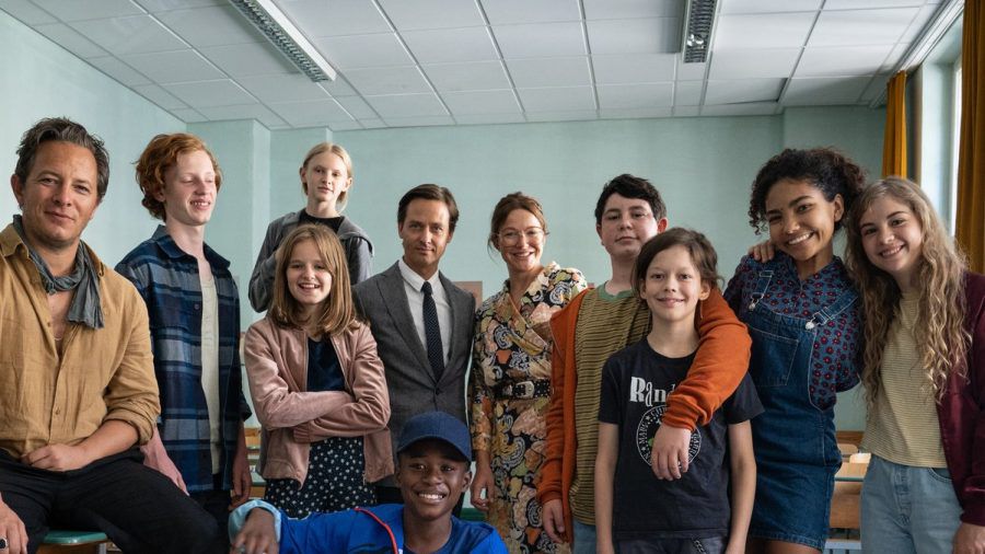 V. l. n. r.: Trystan Pütter, Leander Schumann, Franka Roche, Holly Schiek, Tom Schilling, Aaron Sansi, Hannah Herzsprung, Morten Völlger, Wanja Valentin Kube, Lovena Börschmann Ziegler und Leni Deschner in "Das fliegende Klassenzimmer". (lau/spot)