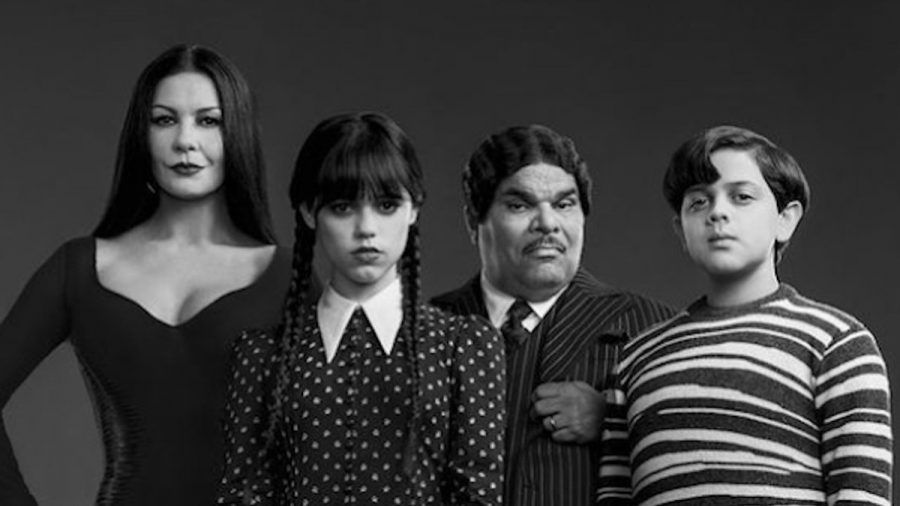 Catherine Zeta-Jones, Jenna Ortega, Luis Guzmán und Isaac Ordonez als Addams Family in der Netflix-Serie "Wednesday". (dr/spot)