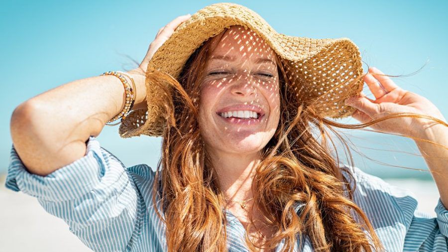 Im Sommerurlaub leiden die Haare unter UV-Strahlen, Meerwasser und Chlor. (ncz/spot)