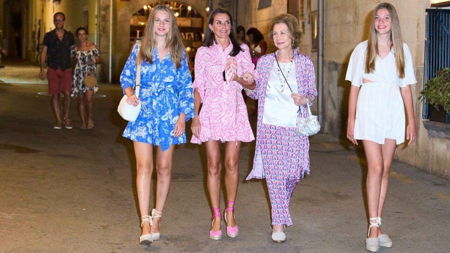 Königin Letizia (2.v.li.) schlenderte mit ihren beiden Töchtern Leonor (li.) und Sofía (re.) sowie Schwiegermutter Sophia über einen Straßenmarkt auf Mallorca. (tae/spot)