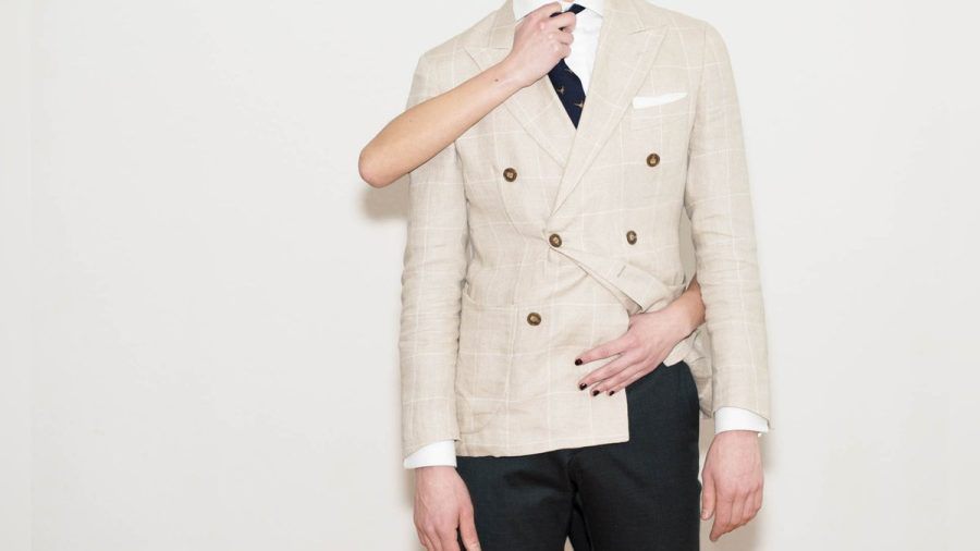 Krawatte weg und Pulli drüber? Alexander Davaroukas von "Monokel Berlin" zufolge gewinnt "Komfort-Mode an Relevanz auf dem Männer-Modemarkt". (jk/spot)