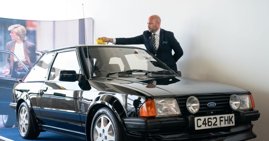 Bltzeblank: Arwel Richards, Oldtimer-Spezialist des Auktionshauses Silverstone Auctions, poliert den 1985er Ford Escort RS Turbo, der zuvor der Prinzessin von Wales, Lady Diana gehörte.