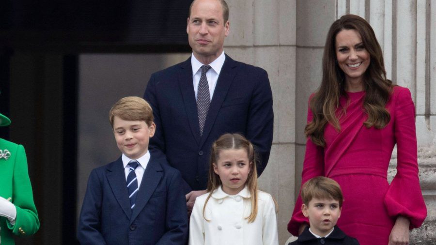 Prinz William und Herzogin Kate mit ihren Kindern Prinz George (r.), Prinzessin Charlotte und Prinz Louis. (dr/spot)