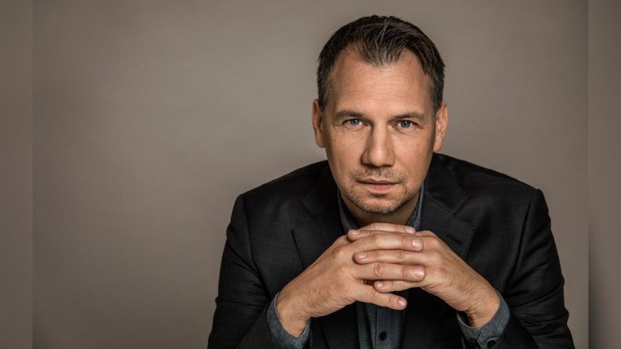 Sebastian Fitzek beendet die Moderation bei "Riverboat". (tae/spot)