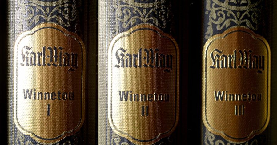 «Winnetou»-Bücher in einem Regal des Karl-May-Verlags.
