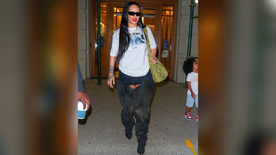 Rihanna kombinierte in New York City Overknee-Stiefel mit einem Minirock. (tae/spot)