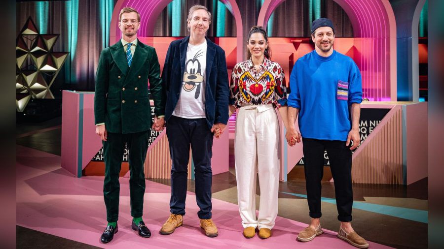 Joko Winterscheidt (li.) mit seinen Konkurrenten in seiner Sendung "Wer stiehlt mir die Show?". (jom/spot)
