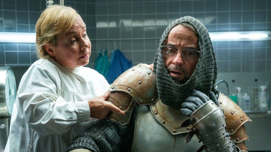 "Tatort: Es lebe der König!": Silke Haller (ChrisTine Urspruch) hilft Prof. Karl-Friedrich Boerne (Jan Josef Liefers) dabei, die Ritterrüstung anzulegen. (cg/spot)