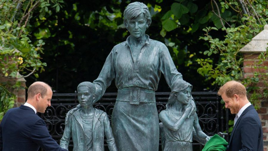 Prinz William und Prinz Harry mit der Statue von Prinzessin Diana. (aha/spot)