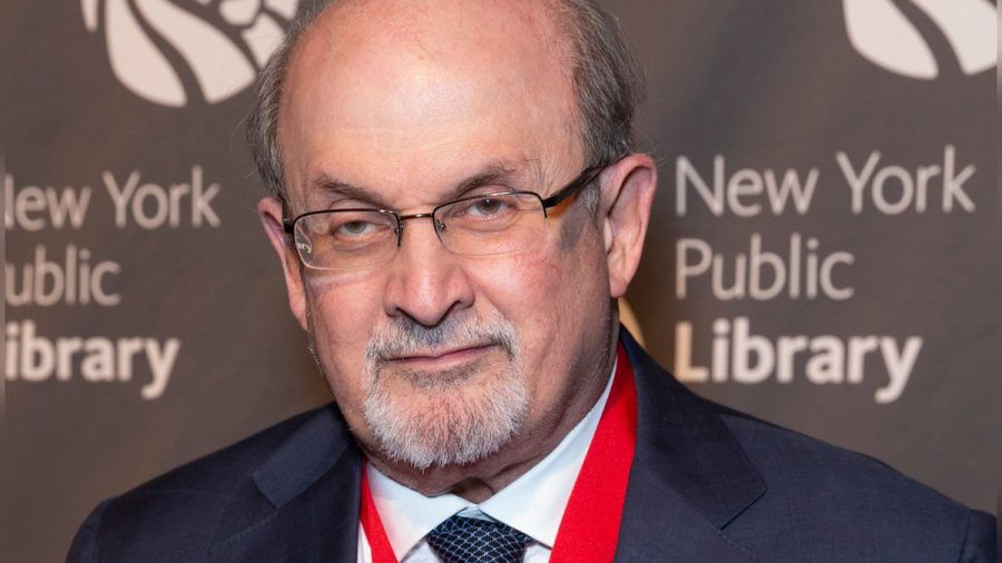 Salman Rushdie wurde auf der Bühne mit einem Messer attackiert. (tae/spot)